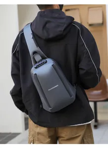 Sac de poitrine gris antivol pour homme avec verrou de sécurité et sangle ajustable
