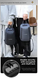 Détail de la serrure antivol à code sur un sac bandoulière imperméable pour hommes