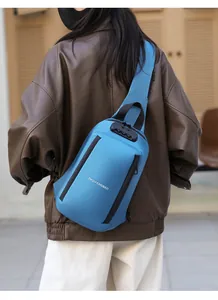 Vue détaillée du sac de poitrine bleu résistant à l'eau avec serrure antivol à 3 chiffres