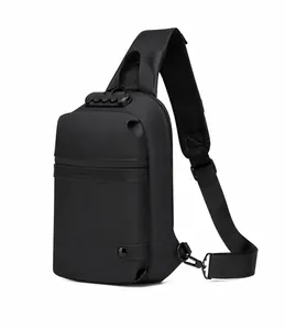 Détail du sac bandoulière étanche avec verrou antivol à combinaison et zip latéral