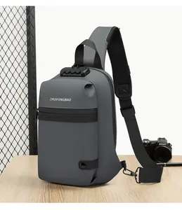 Détail du sac de poitrine imperméable gris avec serrure à combinaison à trois chiffres