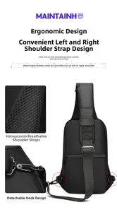 Detail von atmungsaktivem Mesh-Gurt und abnehmbarem Metallhaken an schwarzer Brusttasche