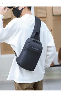 Vue détaillée du sac bandoulière noir avec serrure à combinaison et logo de marque