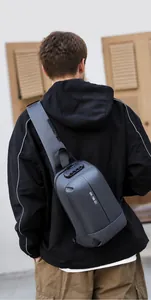 Detail der wasserfesten grauen Brusttasche mit sicherem dreistelligem Anti-Diebstahl-Zahlenschloss