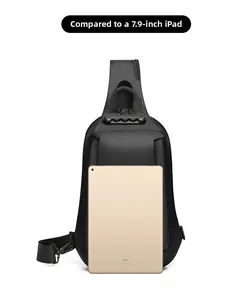 Détail du sac de poitrine antivol montrant sa capacité pour un iPad 7,9 pouces