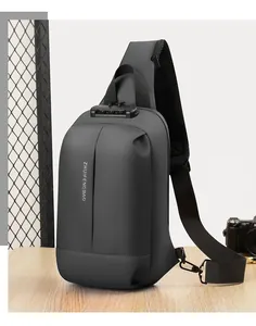 Detail der grauen Diebstahlschutz-Brusttasche mit Zahlenschloss und Netzgewebestruktur
