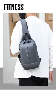 Detailansicht der großen Brusttasche mit Diebstahlsicherung und ZHUIFENGBAO-Logo