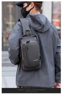 Detail der dunkelgrauen Anti-Diebstahl-Brusttasche mit Zahlenschloss und USB-Port