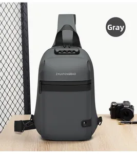 Détail du sac à bandoulière gris imperméable avec serrure de sécurité et son logo
