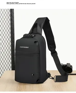 Détail du sac de poitrine imperméable avec serrure à code et sangle en filet respirant