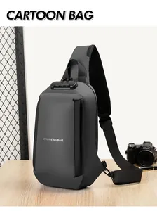 Gros plan sur le sac de poitrine gris imperméable avec serrure à code antivol