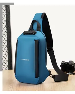Gros plan d'un sac bandoulière bleu étanche avec serrure à combinaison à trois chiffres