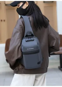 Sac de poitrine gris foncé étanche porté en extérieur avec serrure à code de sécurité