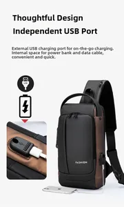 Detailaufnahme der wasserdichten Crossbody-Tasche mit seitlichem USB-Ladeanschluss