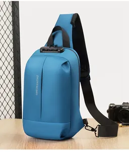 Detail der blauen Diebstahlschutz-Brusttasche mit integriertem dreistelligem Zahlenschloss