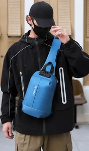 Detail der blauen Diebstahlschutz-Brusttasche mit Zahlenschloss und wasserfesten Reißverschlüssen
