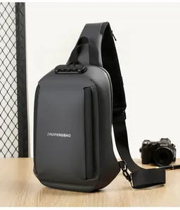 Vue détaillée du sac à bandoulière avec serrure antivol à combinaison à trois chiffres