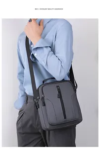 Detail van donkergrijze multifunctionele crossbodytas met nylon textuur en riem
