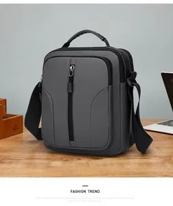 Detail van de grijze waterdichte crossbodytas voor heren met versterkte handgreep