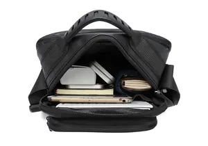 Binnenaanzicht van een ruime zwarte oxford crossbodytas met meerdere opbergvakken