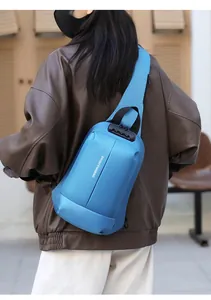 Detail der dunkelblauen Brusttasche mit Diebstahlsicherung und robustem Tragegriff