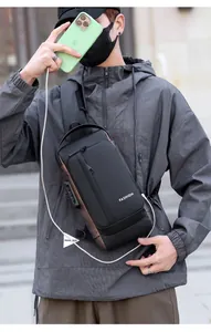 Herren Anti-Diebstahl Sling Bag mit USB-Anschluss und Sicherheitsschloss auf Stadtstraße