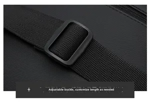 Detail van verstelbare gesp op zwarte nylon riem voor multifunctionele crossbody sporttas