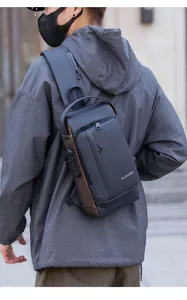 Detailansicht der Anti-Diebstahl-Brusttasche mit Zahlenschloss und Reißverschlussfächern