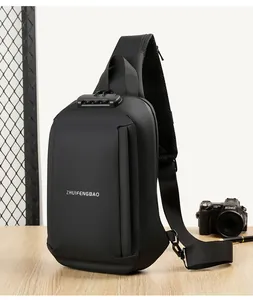 Détail du verrou à combinaison de sécurité sur le sac bandoulière technique noir pour homme