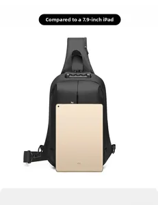 Detailansicht der Anti-Diebstahl-Brusttasche mit Zahlenschloss und 7,9-Zoll-iPad-Kapazität