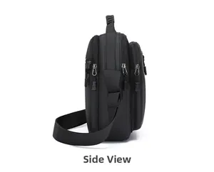 Zijaanzicht van de waterdichte heren crossbody tas met drie vakken met ritssluiting