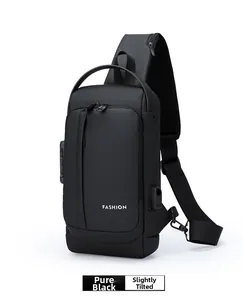 Seitenansicht der schwarzen wasserdichten Brusttasche mit Diebstahlschloss und USB-Port