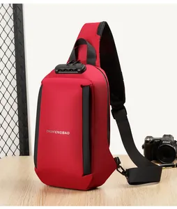 Détail du sac de poitrine antivol rouge avec un verrou à combinaison mécanique à 3 chiffres