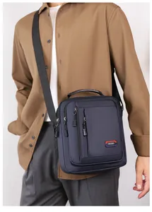 Detail van marineblauwe heren crossbodytas van oxfordstof met meerdere ritssluitingen