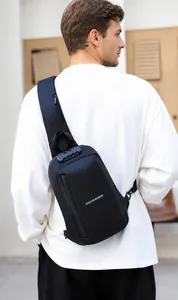 Détail du sac à bandoulière antivol imperméable avec un verrou à combinaison sécurisé