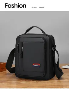 Detailopname van zwarte crossbodytas met ritsvakken aan de voorkant en logo-accent