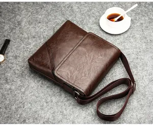 Vue rapprochée du sac bandoulière en cuir vintage marron avec café et montre