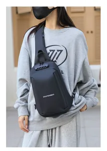 Détail du sac de poitrine noir imperméable avec verrou antivol mécanique à combinaison