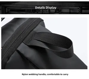 Dettaglio dell'impugnatura in nylon resistente e della cerniera su questo borsello nero