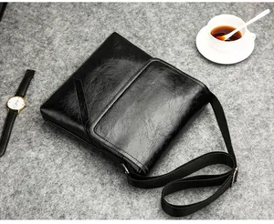 Détail de la sacoche de bureau en cuir noir avec rabat sur fond en feutre gris