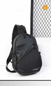 Détail d'un sac de poitrine noir mat imperméable avec poche latérale en filet et fermeture éclair