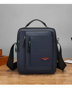 Detailweergave van donkerblauwe oxford schoudertas met meerdere ritsvakken en riem
