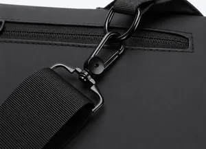 Detail der wasserdichten Brusttasche mit mattschwarzem Metallhaken und D-Ring-Halterung
