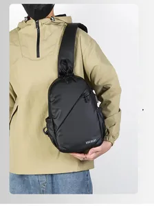 Gros plan d'un sac bandoulière étanche noir avec fermetures éclair et logo KOKIBEDY