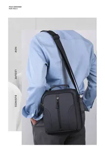 Achteraanzicht van een man met een zwarte waterdichte nylon crossbodytas in zakelijke stijl