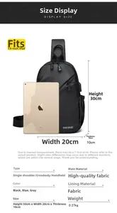 Comparaison détaillée montrant la capacité du sac bandoulière noir avec un iPad mini