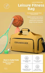 Détail du sac de sport jaune avec tissu résistant à l'eau et compartiment à chaussures