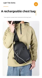 Détail du sac bandoulière étanche montrant le port de charge USB sur un sac de poitrine compact