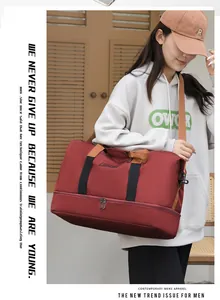 Detalle del bolso de viaje granate con compartimento independiente para zapatos