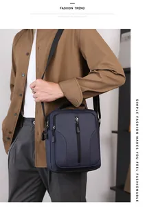 Detailweergave van een marineblauwe waterdichte crossbodytas getoond op een mannelijk model